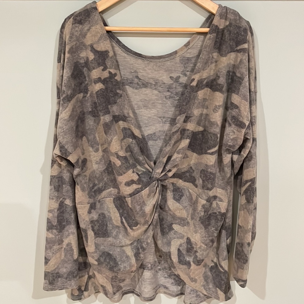 Open-back sweater. - Picture 2 of 7